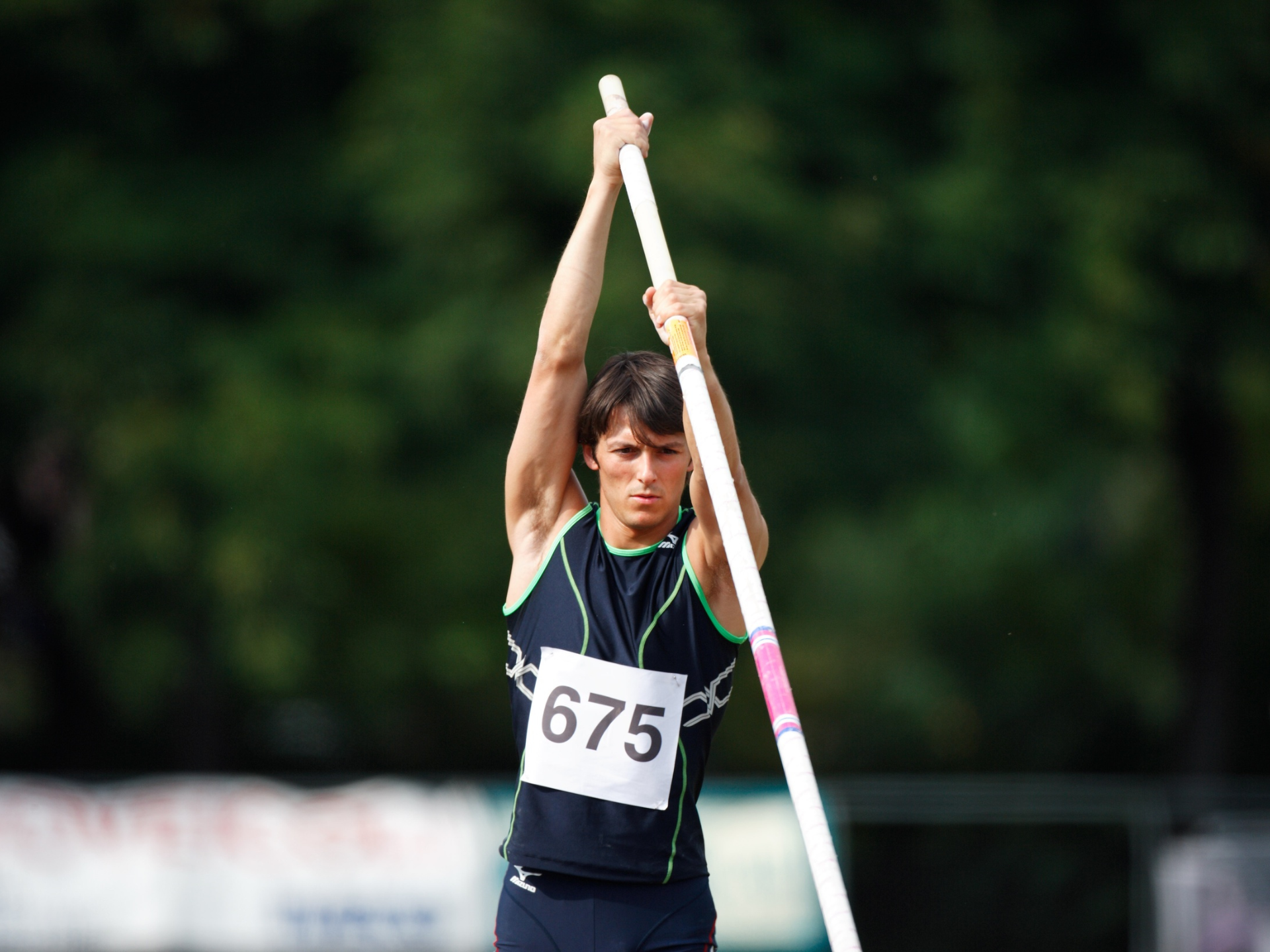 sportowiec skacze o tyczce